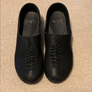 Sven Front Weave Closed Back Clogs